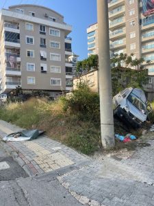 Alanya’da Elektrik Direğine Çarpan Aracın Sürücüsü Öldü