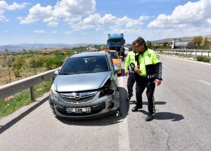 Kırıkkale’de Otomobille Tır Çarpıştı: 3 Yaralı