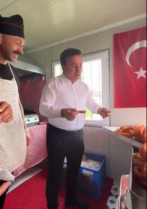 Aksaray Valisi Aydoğdu tatlı ikram etti.