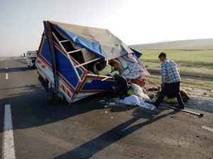 Aksaray’da kamyonetin bariyere çarptığı kazada 10 kişi yaralandı