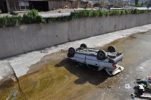 Konya’da Kanala Düşen Otomobilde 2 Kişi Yaralandı
