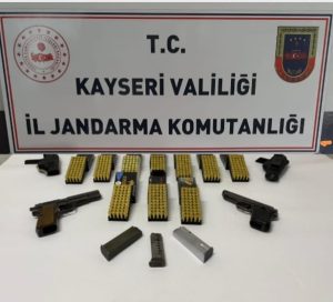 Kayseri’de Ruhsatsız 2 Tabanca Bulunduran 2 Şüpheli Yakalandı