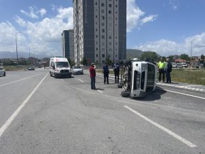 Kayseri’de Hafif Ticari Araçla Otomobil Çarpıştı, 2 Yaralı