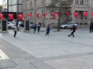 Aksaray’da meydanlar çocuklara kaldı.