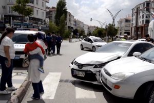 Kadın şoför kaza yaptı kazayı duyan eşi olay yerine geldiğinde ortalık karıştı.