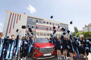 Aksaray’da öğrenciler, mezuniyetlerini TOGG ile kutladı