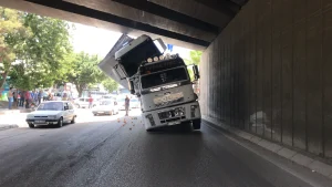 Adana’da Kamyon Taşıyan Çekici Köprüye Sıkıştı