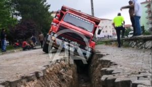 Çorum’da kamyon çukura düştü