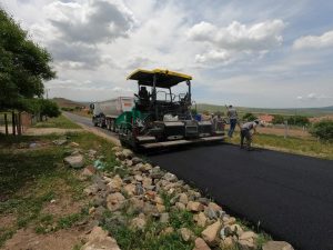 Köy yollarında asfalt çalışmaları başladı