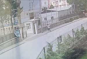 Silahlı kavga anbean kameralara yansıdı 1 kişi hayatını kaybetti