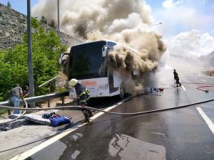 Adana’da seyir halindeki otobüste yangın çıktı