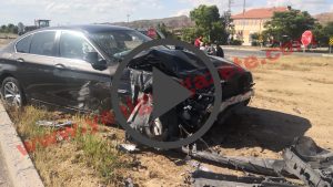 Aksaray’da hafif ticari araçla lüks otomobil çarpıştı 3 yaralı