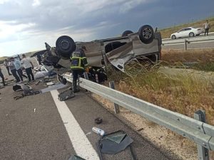 Aksaray’da kaza, bariyerlere çarptı 2 kişi öldü