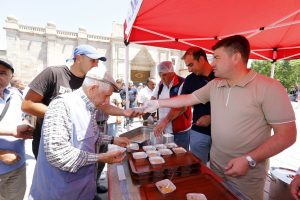 Aksaray Belediyesi aşure dağıttı