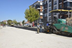 Belediye ekipleri, sıcak asfalt çalışması yapıyor