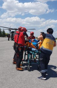 Niğde’de tırmanış sırasında ayak bileği kırılan dağcı, askeri helikopterle kurtarıldı