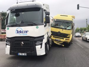 Konya’da tır kırmızı ışıkta bekleyen araçlara çarptı, 12 kişi yaralandı