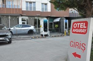 Aksaray’da otele elektrikli şarj istasyonu kuruldu