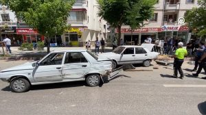 Aksaray’da hafriyat kamyonunun otomobile çarpma anı güvenlik kamerasına yansıdı