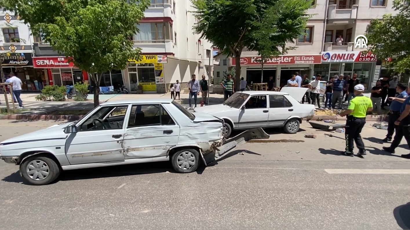 Aksaray’da hafriyat kamyonu otomobile