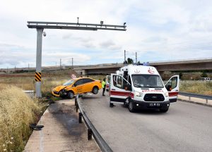 Kırıkkale’de otomobille çarpışan taksideki 3 kişi yaralandı