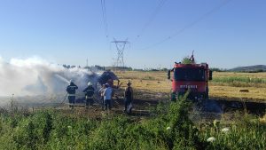 Konya’da saman balyaları yüklü kamyonet yandı