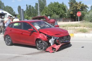 Konya’da iki otomobilin çarpışması sonucu 3 kişi yaralandı