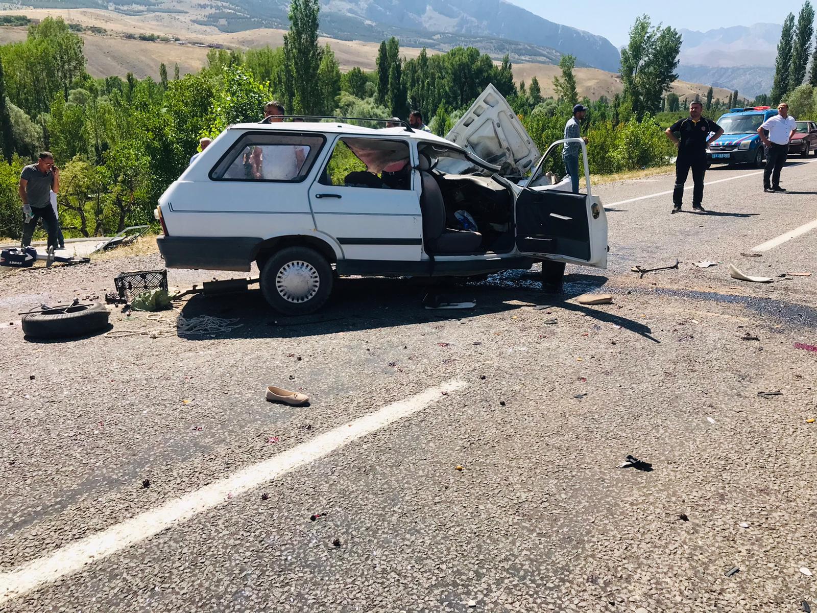 Niğde’de minibüs ile otomobilin