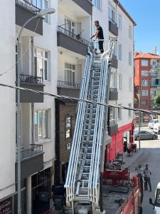 Aksaray Belediyesi İtfaiye Ekipleri Minik Kedinin Hayatını Kurtardı!