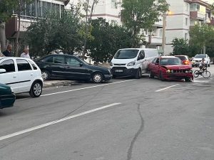 BMW sürücüsü park halindeki 3 araca çarptı