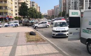 Adana’da kaldırıma çarpıp devrilen otomobilin sürücüsü yaşamını yitirdi