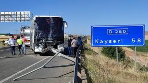 Kayseri’de yolcu otobüsüyle kamyonetin çarpıştığı kazada 3 kişi yaralandı