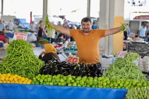 Aksaray’da pazar yerinde fiyatlar biraz kırıldı