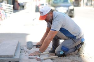 Belediye ekipleri, kaldırımları yeniliyor