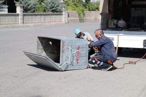 Aksaray’da çöp konteynırları tamir ediliyor