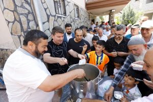 Başkan Dinçer, Muharrem ayında İmam Hüseyin Camii’nde aşure dağıttı