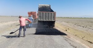 Aksaray İl Özel İdaresi, Darıhüyük – Yeşilova yolunda asfalt çalışması gerçekleştirdi