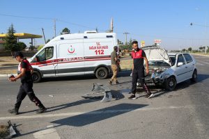 Sivas’ta otomobil ile traktör çarpıştı 3 kişi yaralandı