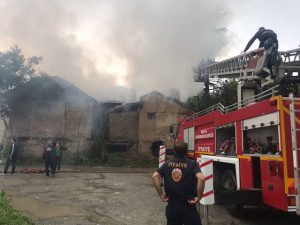 Aksaray’da depo olarak kullanılan evde yangın paniğe neden oldu