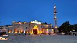 Aksaray’ın simgesi tarihi Ulu Cami’nin halıları değişiyor