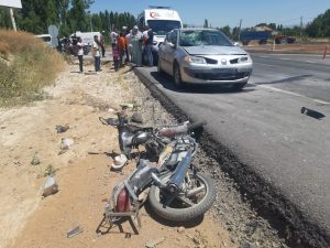 Otomobille çarpışan motosikletin sürücüsü yaralandı