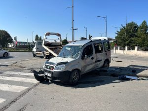 Sivas’ta hafif ticari araçla otomobilin çarpışması sonucu 2 kişi yaralandı.