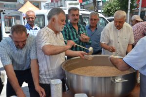 Çardak Altınkaya Yardımlaşma ve Dayanışma Derneği’nden aşure ikramı