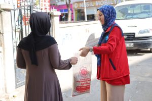 Aksaray Belediyesi hasat edilen nohutları ihtiyaç sahibi ailelere ulaştırıyor