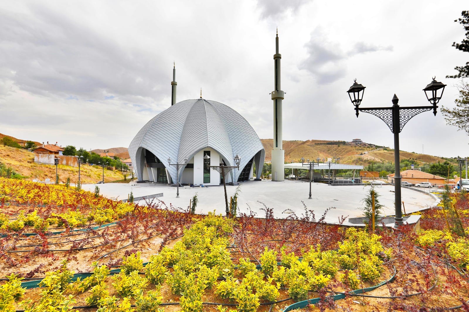 Merkezinde cami olan külliye