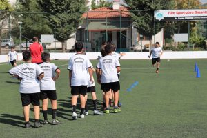 Çocuklar yaz spor okulunda yeteneklerini keşfediyor