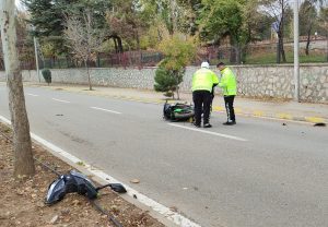 Refüjdeki ağaca çarpan yarış motosikletinin sürücüsü hayatını kaybetti