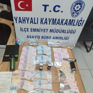 Uyuşturucu satıcısı suçüstü yakalandı