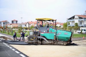 Aksaray Belediyesi Kurtuluş Mahallesinde sıcak asfalt serilimi gerçekleştiriyor