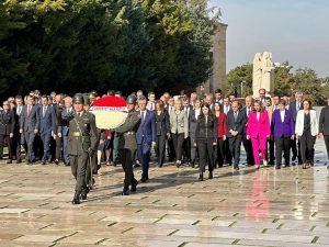 CHP, Atatürk için çelenk sundu